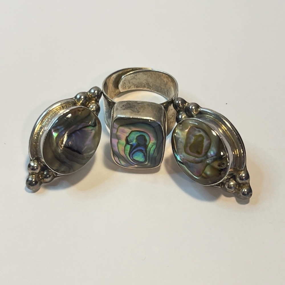 A set of 925 sterling silver earrings and a ring (one size fits all)